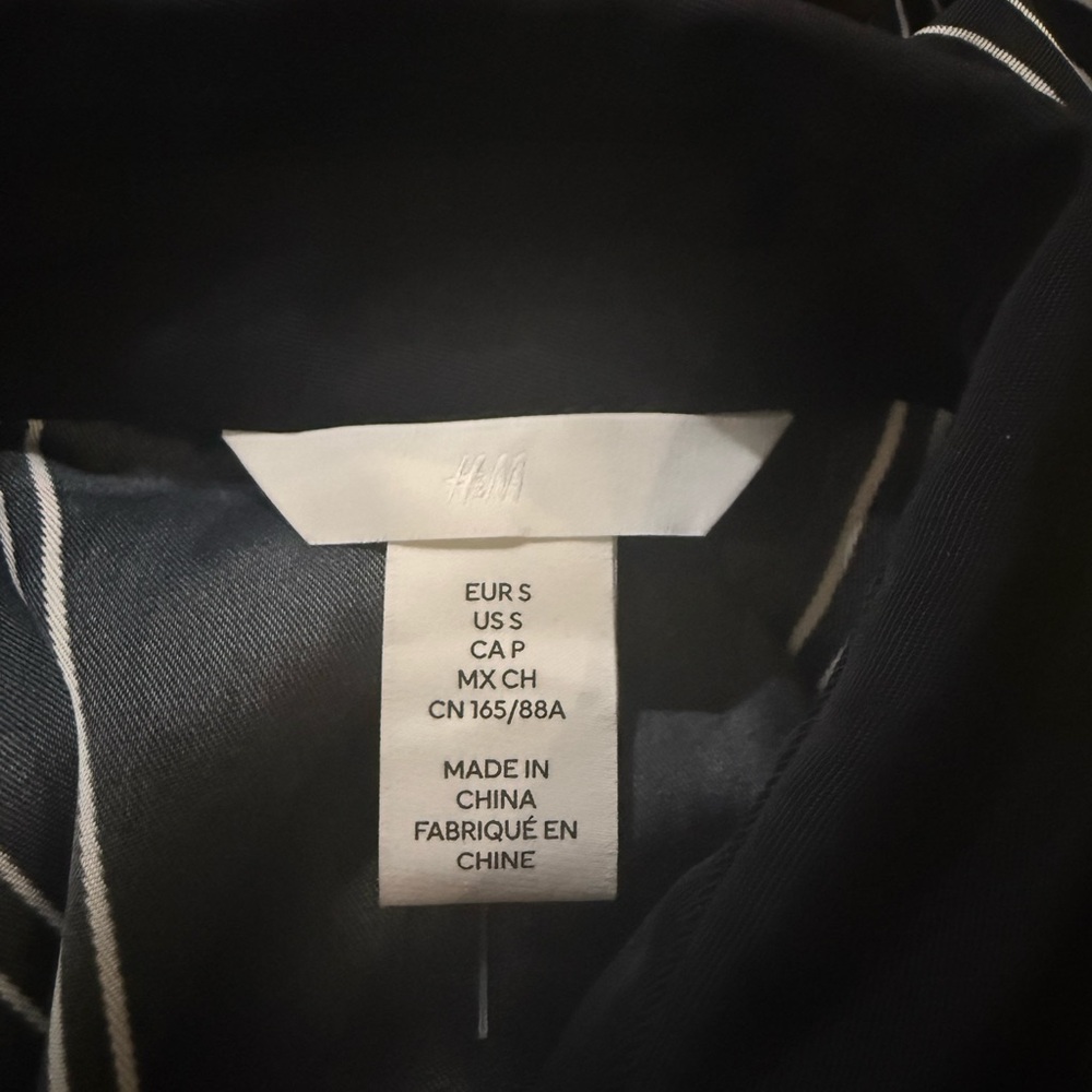 H&M Black Button-Up Shirt with White Geometric Print - Picture 7 of 7